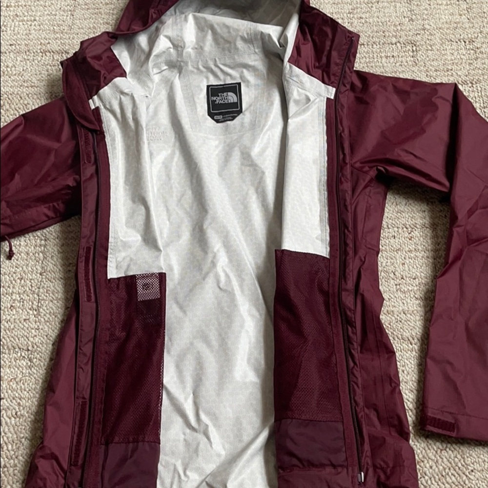 North Face Rain Jacket IN BERGUNDY😍